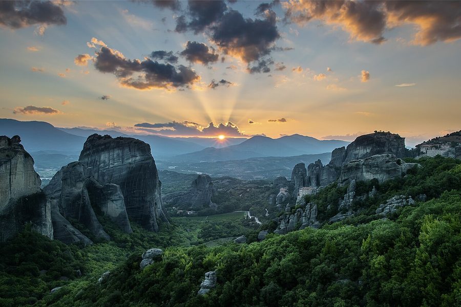 Puesta de sol sobre las rocas de Meteora