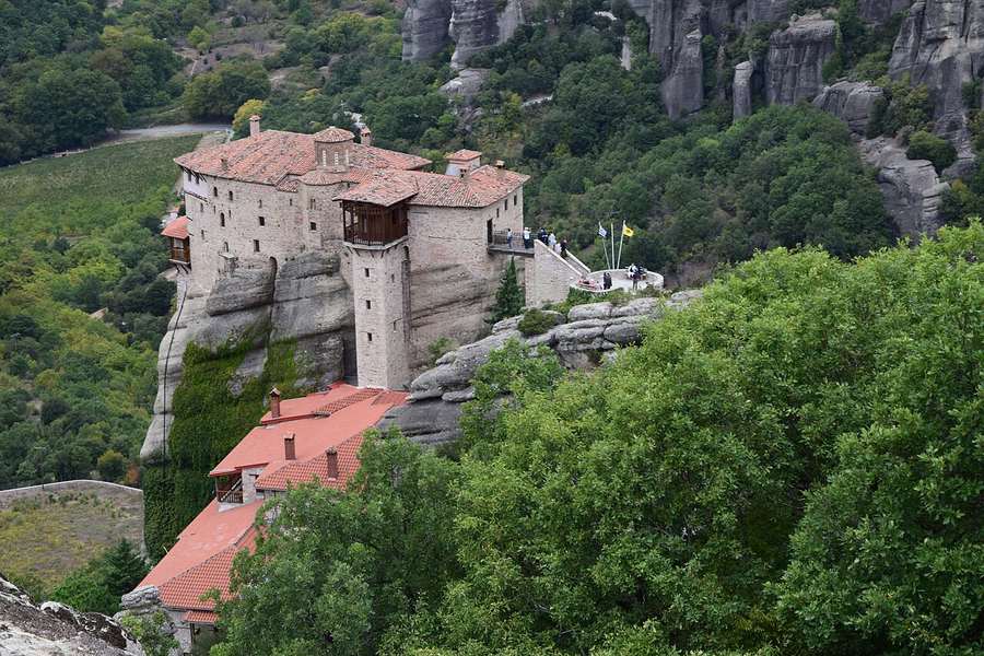 Monasterio de Roussanou sobre su roca, entre el bosque