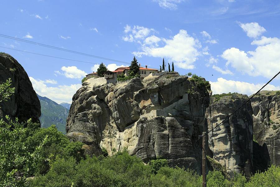 Monasterio de la Santísima Trinidad sobre una roca aislada